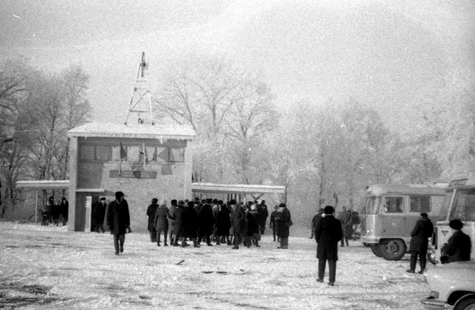 Gaisa trosu ceļa Sigulda-Krimulda atklāšana. Siguldas iedzīvotāji sapulcējušies pie stacijas-Sigulda. 1969. gada 3. janvāris. Foto: G. Puķītis