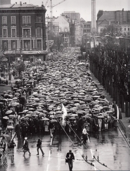 1989. gada 25. marta Latvijas Tautas frontes organizēts gājiens 1949. gada deportāciju upuru piemiņai no Daugavmalas uz Brāļu kapiem Rīgā. Fotogrāfs Ints Kalniņš. LNVM krājums.