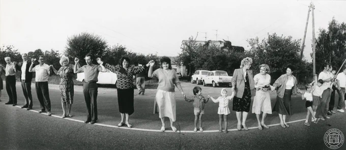 Akcijas "Baltijas ceļš" dalībnieki. Fotogrāfs Ojārs Martinsons.
