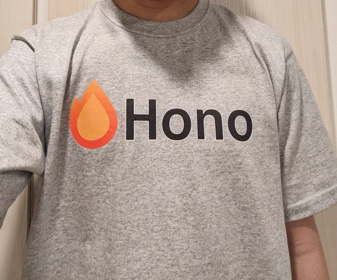 「🔥Hono」と前面に書かれたTシャツを着ている