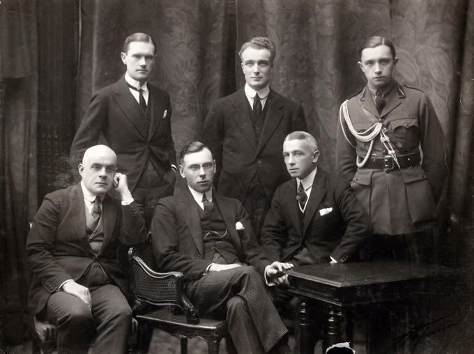 Latvijas diplomāti Parīzē Latvijas pēc Sabiedroto lielvalstu Augstākās padomes de iure lēmuma saņemšanas 1921. gada 26. janvārī. Pirmajā rindā pirmais no kreisās – Latvijas sūtnis Itālijā Miķelis Valters, otrais – Latvijas ārlietu ministrs Zigfrīds Meierovics