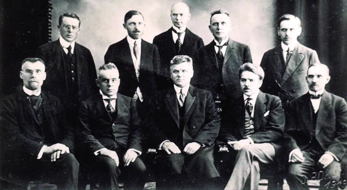Latvijas Republikas Pagaidu valdība. Liepāja, 1919. gada aprīlis. Miķelis Valters – pirmais no kreisās; no viņa pa labi – ministru prezidents Kārlis Ulmanis