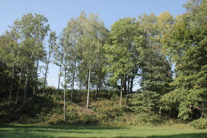 Sateseles pilskalns. Foto: Alberts Linarts. 2006. gads.
