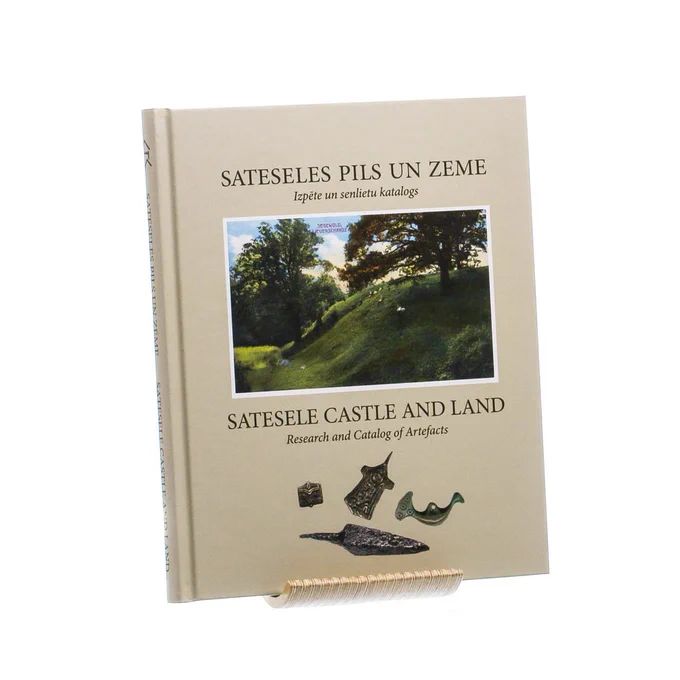 🔸14. jūnijā plkst. 15.00 Siguldā, Sateseles pilskalnā – grāmatas “ Sateseles pils un zeme” atvēršana.
🔸Grāmata “Sateseles pils un zeme” ir līdz šim plašākā publikācija par Sateseles pilskalna vēsturi un izpēti. Tā ir arī pirmā grāmata, kas veltīta tieši lībiešu pilskalnam un tam atbilstošam novadam. Pētījumu autori ir Turaidas muzejrezervāta pētniecības un ekspozīciju nodaļas galvenie speciālisti Dr. hist. Guntis Zemītis, Egils Jemeļjanovs un Ligita Beitiņa.
🔸Grāmatas pirmajā daļā vēstīts par pilskalna apdzīvotību 11.–13. gadsimtā un senvietas arheoloģisko izpēti 2005.–2006. gadā. Ar tās laikā iegūtajiem atradumiem  iespējams iepazīties grāmatas beigās ievietotajā senlietu katalogā. Grāmatas otrajā daļā izsekots Sateseles pils un zemes likteņiem pēc lībiešu padošanā kristiešu karaspēkam 1212. gadā līdz pat jaunākajiem laikiem. 
 