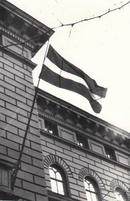 Sarkanbaltsarkanā karoga pacelšana pie Latvijas PSR Augstākās padomes. 1990. gada 27. februāris. Fotogrāfs nezināms. LNVM krājums.