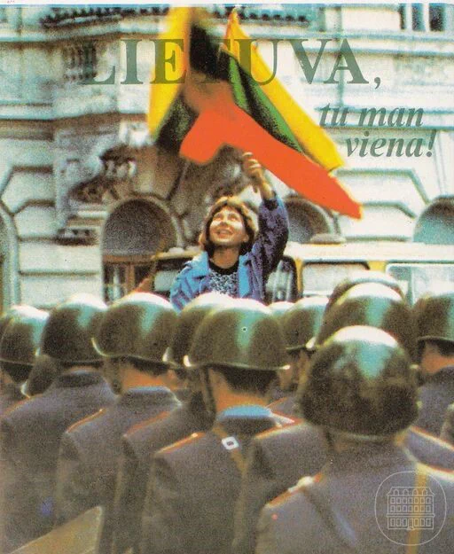 Attēls: Atklātne “Lietuva, tu man tikai viena”, attēlo mirkli no 1988. gada 28. septembra mītiņa 1988. gada 28. septembrī Lietuvas Brīvības līga rīkoja piemiņas mītiņu Ģedimina laukumā Viļņā, pieminot 1939. gadā noslēgto Molotova – Ribentropa paktu. Lietuvas Komunistiskā partija negaidīti, iepriekš saskaņoto mītiņu, aizliedza. Ap plkst. 17:00 bija sapulcējušies aptuveni 5000 cilvēku, kad ieradās milicija, lai izkliedētu sanākušos, izmantojot stekus. Tika sisti gan uz mītiņu sanākušie, gan garāmgājēji, gan sievietes, gan bērni. Tika ievainoti simtiem cilvēku un 28 tika apcietināti.
Fotogrāfs Zinas Kazenas. Lietuva, 1989. gads. 