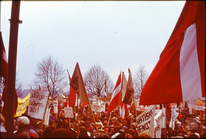 Latvijas Tautas frontes manifestācija "Novērsīsim draudus demokratizācijas procesam!". Fotogrāfs Ģirts Ozoliņš. LNVM krājums.