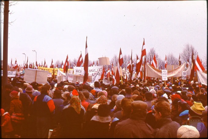Latvijas Tautas frontes manifestācija "Novērsīsim draudus demokratizācijas procesam!". Fotogrāfs Ģirts Ozoliņš. LNVM krājums.