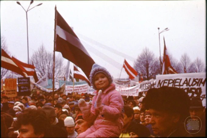 Latvijas Tautas frontes manifestācija "Novērsīsim draudus demokratizācijas procesam!". Fotogrāfs Ģirts Ozoliņš. LNVM krājums.