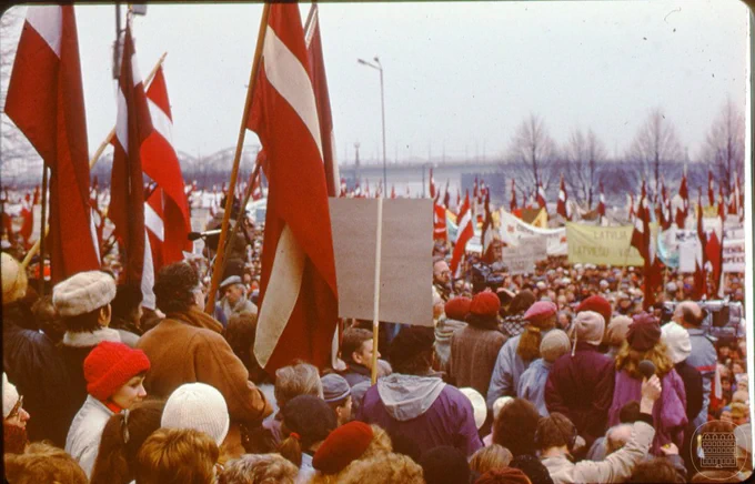 Latvijas Tautas frontes manifestācija "Novērsīsim draudus demokratizācijas procesam!". Fotogrāfs Ģirts Ozoliņš. LNVM krājums.