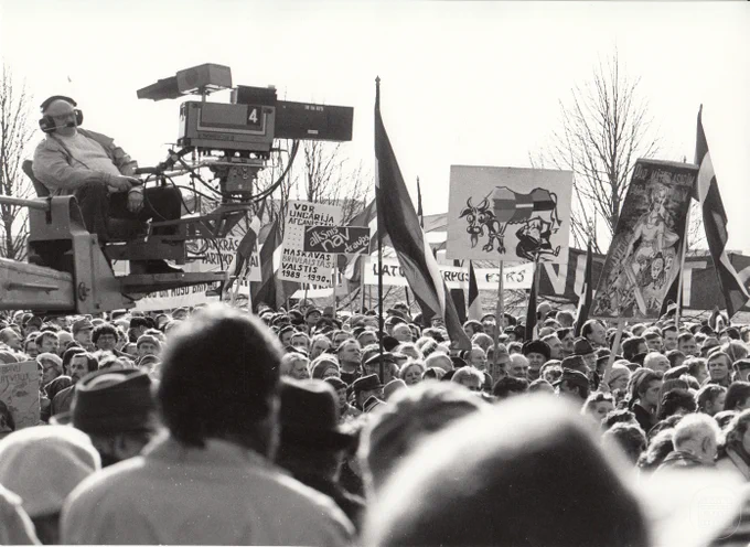 Latvijas Tautas frontes rīkotā manifestācija Daugavmalā “Daugav’s abas malas mūžam nesadalās” Latvijas PSR Augstākās Padomes vēlēšanu priekšvakarā. 1990. gada 17. marts. Fotogrāfs Leons Balodis. LNVM krājums.