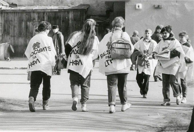 Latvijas Tautas frontes rīkotā manifestācija Daugavmalā “Daugav’s abas malas mūžam nesadalās” Latvijas PSR Augstākās Padomes vēlēšanu priekšvakarā. 1990. gada 17. marts. Fotogrāfs Leons Balodis. LNVM krājums.