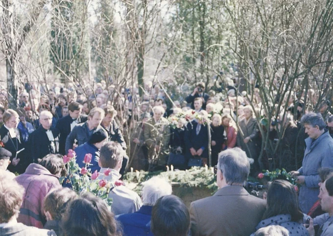  Gunāra Astras izvadīšana. 1988. gada 19. aprīlis. Fotogrāfs nezināms. LNVM krājums.