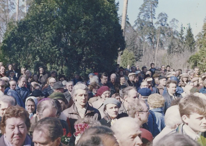  Gunāra Astras izvadīšana. 1988. gada 19. aprīlis. Fotogrāfs nezināms. LNVM krājums.