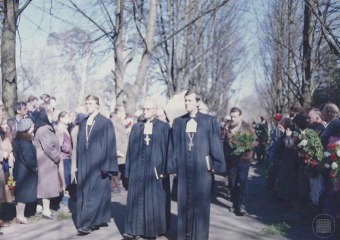  Gunāra Astras izvadīšana. 1988. gada 19. aprīlis. Fotogrāfs nezināms. LNVM krājums.