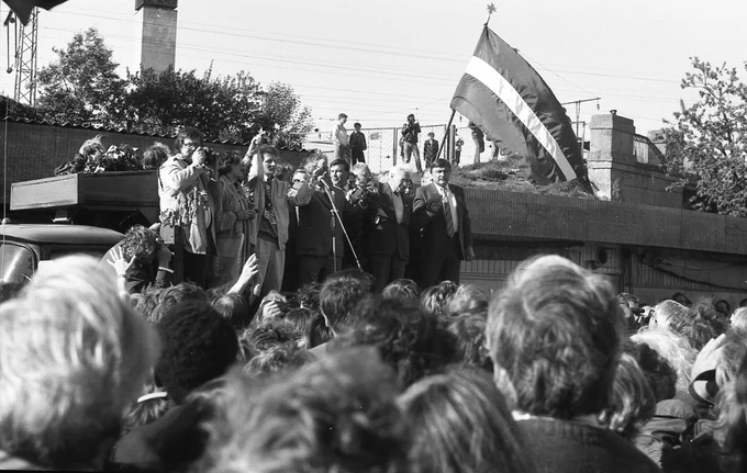 Deputātu pavadīšana uz PSRS Tautas deputātu kongresu Maskavā. 1989. gada 21. maijs. Fotogrāfs Ēriks Auziņš. LNVM krājums.