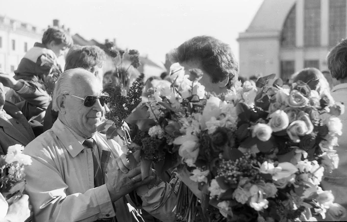 Deputātu pavadīšana uz PSRS Tautas deputātu kongresu Maskavā. 1989. gada 21. maijs. Fotogrāfs Ēriks Auziņš. LNVM krājums.