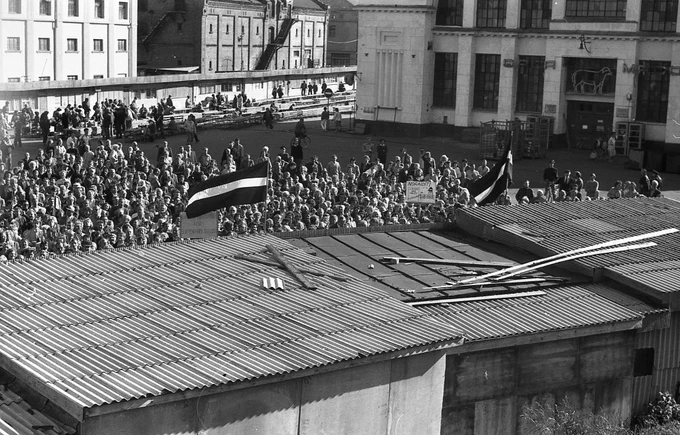 Deputātu pavadīšana uz PSRS Tautas deputātu kongresu Maskavā. 1989. gada 21. maijs. Fotogrāfs Ēriks Auziņš. LNVM krājums.