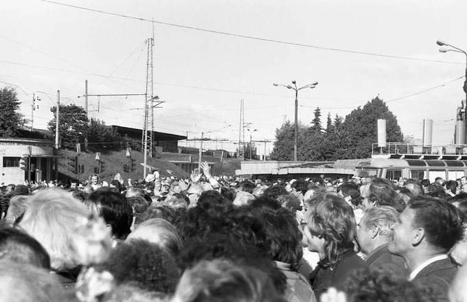 Deputātu pavadīšana uz PSRS Tautas deputātu kongresu Maskavā. 1989. gada 21. maijs. Fotogrāfs Ēriks Auziņš. LNVM krājums.