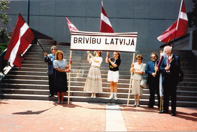 Baltiešu demonstrācija par neatkarības atjaunošanu Latvijā, Lietuvā un Igaunijā Mihaila Gorbačova vizītes laikā Minesotā. 1990. gada 3. jūnijs. Marijas Skutānes Netz arhīvs. LNVM krājums.