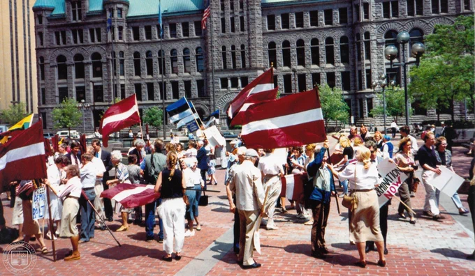Baltiešu demonstrācija par neatkarības atjaunošanu Latvijā, Lietuvā un Igaunijā Mihaila Gorbačova vizītes laikā Minesotā. 1990. gada 3. jūnijs. Marijas Skutānes Netz arhīvs. LNVM krājums.