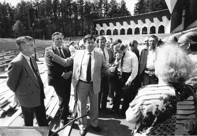 Latvijas Republikas Augstākās padomes priekšsēdētājs Anatolijs Gorbunovs (trešais no kreisās) un kultūras ministrs Raimonds Pauls (pirmais no kreisās) iepazīstas ar Mežaparka estrādes gatavību XX Vispārējiem latviešu Dziesmu un X Deju svētkiem. 1990. gada 21. jūnijs. Fotogrāfs Uldis Pāže. LNVM krājums.