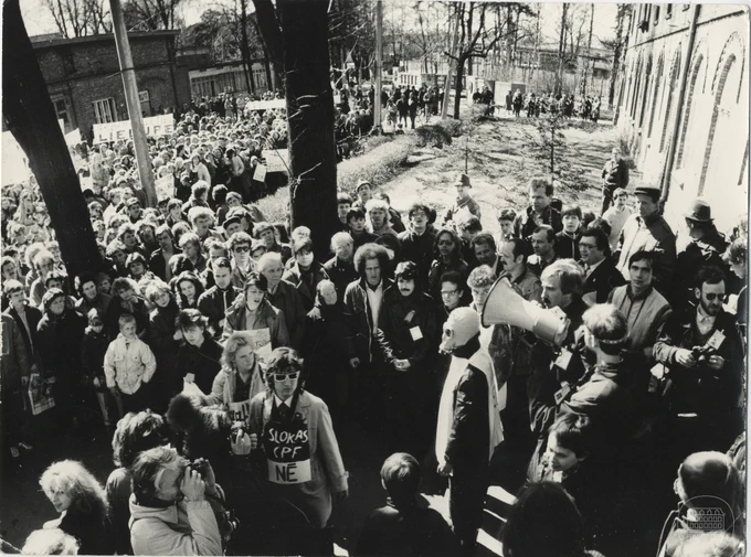 Vides aizsardzības kluba  protesta akcija, bloķējot Slokas celulozes un papīra kombinātu. 1989. gada 20 jūlijs. Fotogrāfs Edvīns Šēnbergs. 