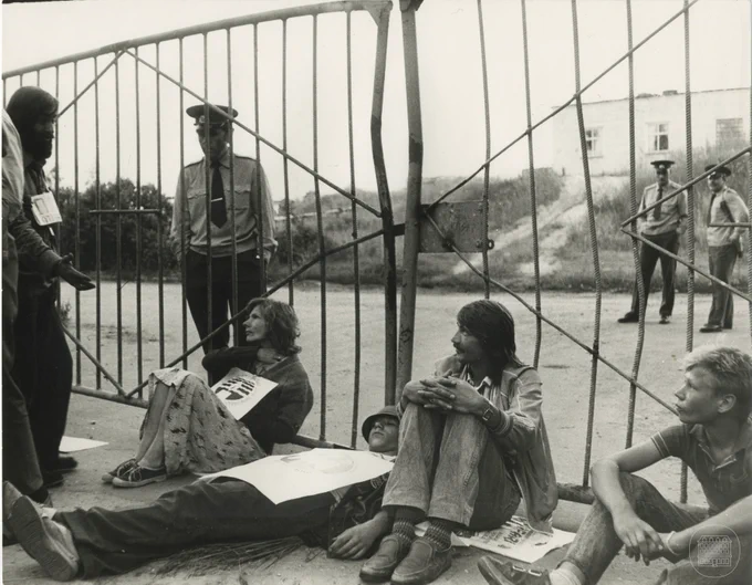 Vides aizsardzības kluba  protesta akcija, bloķējot Slokas celulozes un papīra kombinātu. 1989. gada 20 jūlijs. Fotogrāfs Edvīns Šēnbergs. 