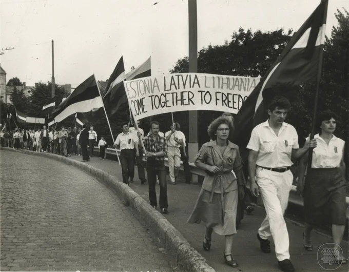 Vides Aizsardzības kluba manifestācija Mežaparkā sarkanbaltsarkanā karoga reabilitācijai. 1988. gada 16. jūlijs. Fotogrāfs Edvīns Šēnbergs. LNVM krājums.