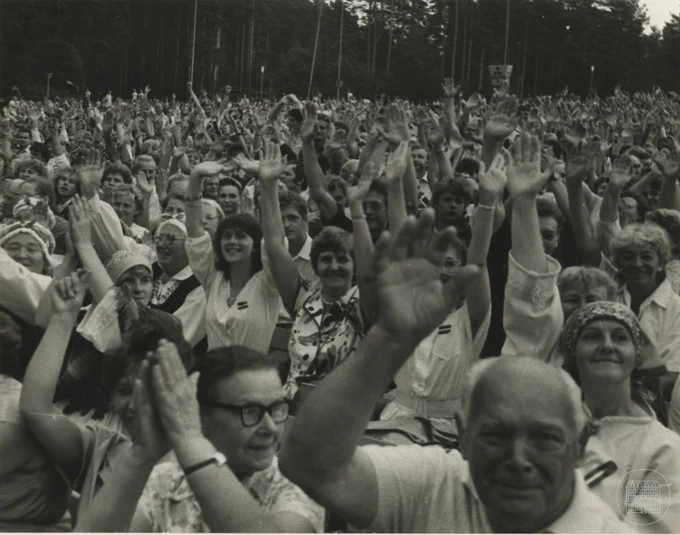 Vides Aizsardzības kluba manifestācija Mežaparkā sarkanbaltsarkanā karoga reabilitācijai. 1988. gada 16. jūlijs. Fotogrāfs Edvīns Šēnbergs. LNVM krājums.