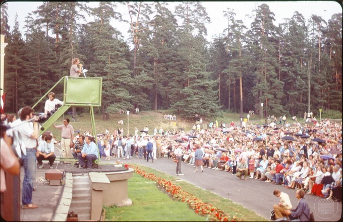 Vides Aizsardzības kluba manifestācija Mežaparkā sarkanbaltsarkanā karoga reabilitācijai. 1988. gada 16. jūlijs. Fotogrāfs Ģirts Ozoliņš. LNVM krājums.