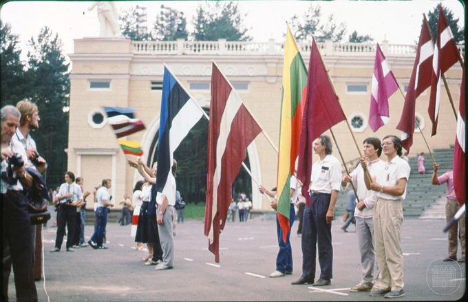 Vides Aizsardzības kluba manifestācija Mežaparkā sarkanbaltsarkanā karoga reabilitācijai. 1988. gada 16. jūlijs. Fotogrāfs Ģirts Ozoliņš. LNVM krājums.