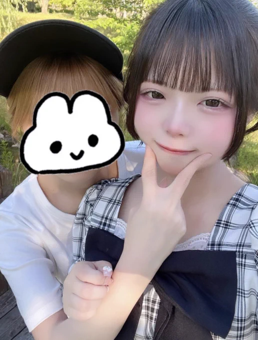 衣装でお写真撮るの忘れていた‼️な、の、で！
今日の私服の田菜ひよりと見に来てくれたおねえちゃんを載せる＞＜♡

「すっぴんぼさぼさだから顔隠してぇ〜」との事なのでよく分からん手描きのウサギで隠しとくね🐰

あと！！！
おねえちゃんが私服のかぁいい田菜ひよりのお写真をたくさん撮ってくれたのでおはようとかでいっぱい載せるよ〜っ！！✊🏻✊🏻✊🏻
