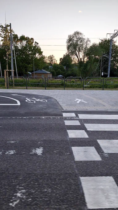 Fotogrāfijā redzama gājēju un velosipēdistu pārejas T veida krustojums pret celiņu. Velosipēdistiem atvēlētā daļa ir ar asfalta segumu un bez apmales. Gājējiem atvēlētā daļa celiņa ir ar bruģa segumu un ar krustojumu ir 1-2 cm augsta apmale.