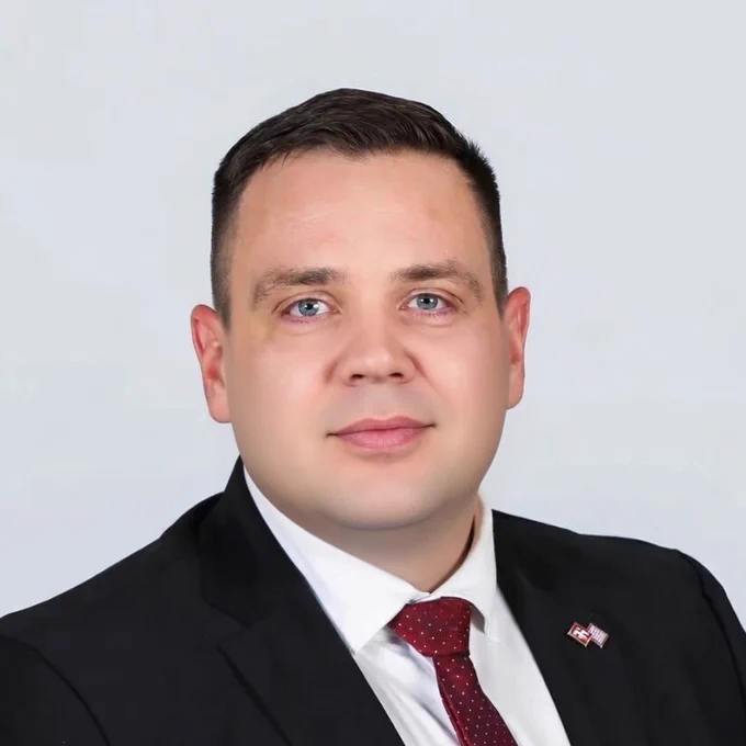 Bārda "noskūta" ar Mākslīgo intelekta palīdzību, var atšķirties no reālās sejas bez bārdas.