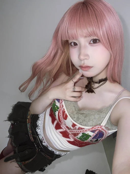 キャミソールにミニスカートのHANNAHの衣装を着ているREI