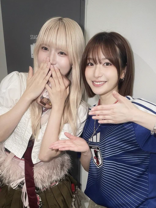 右：吉田凜音さん
左：REI