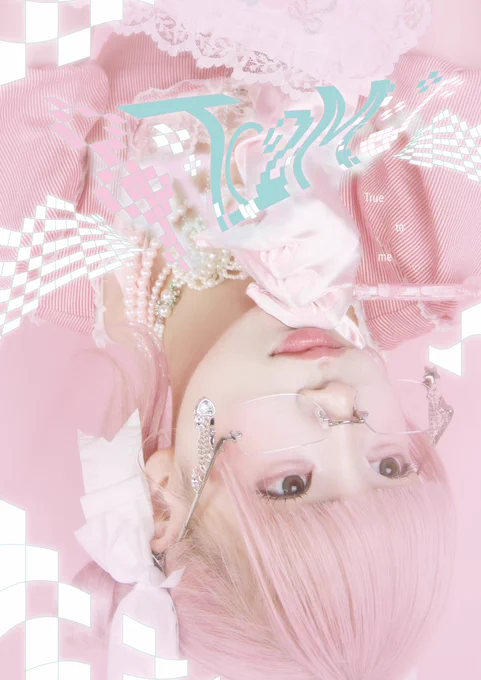 6/28 ZINE「T2M」の表紙。ピンク髪でリムレスメガネを掛けているREIとT2Mのロゴなど。